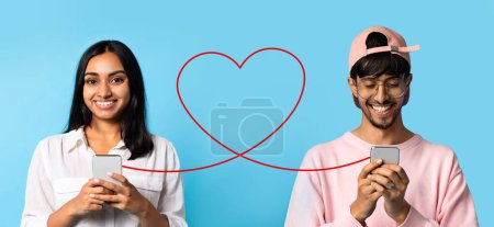 Foto de Una mujer con una blusa blanca y un hombre con un suéter y gorra rosa, ambos sonriendo a sus teléfonos inteligentes, están conectados por un caprichoso corazón rojo contra un fondo azul claro, panorama - Imagen libre de derechos