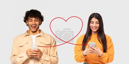 Téléchargez les photos : Un homme vêtu d'une veste beige et une femme vêtue d'un pull orange, toutes deux avec des expressions joyeuses, envoient des textos sur leur smartphone, reliés par un contour de coeur rouge sur un fond neutre - en image libre de droit