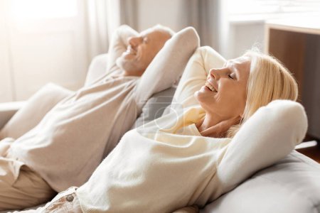 Eine komfortable und gemütliche Szene mit einem Paar, das auf dem Sofa chillt und einen entspannten und friedlichen Tag in einem hellen Wohnzimmer zusammenfasst