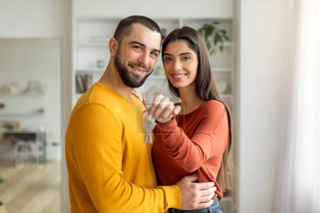 Foto de Una pareja sostiene alegremente las llaves de un nuevo hogar, un símbolo de un nuevo comienzo - Imagen libre de derechos
