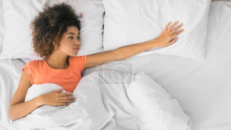 Téléchargez les photos : Femme seule manquant son partenaire, se réveillant le matin, vue de dessus - en image libre de droit