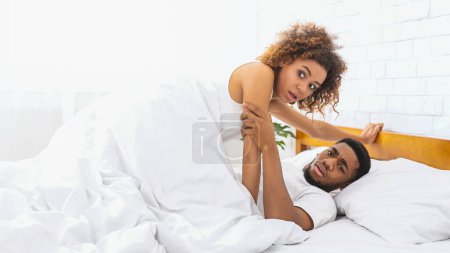 Téléchargez les photos : Trahison. Choqué couple afro-américain couché dans le lit ensemble, copier l'espace - en image libre de droit