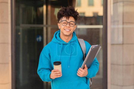 Inhalt brasilianischer Typ Student trägt Kaffee und Aktenordner, bereit für einen Schultag in einer städtischen Umgebung
