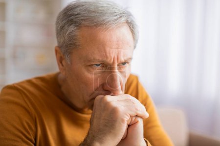 Ein älterer Mann hält sich den Hals, ein Zeichen von Anspannung oder Schmerzen, möglicherweise aufgrund einer schlechten Körperhaltung oder eines zugrunde liegenden Gesundheitsproblems