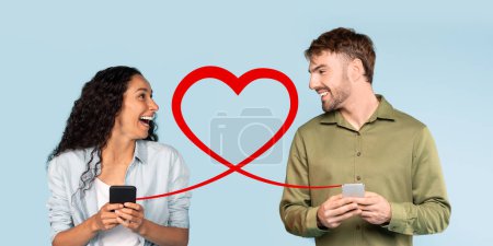 Téléchargez les photos : Un homme et une femme, tous deux joyeux et engagés avec leurs smartphones, sont connectés par une ligne en forme de cœur suggérant une interaction romantique sur un fond bleu - en image libre de droit