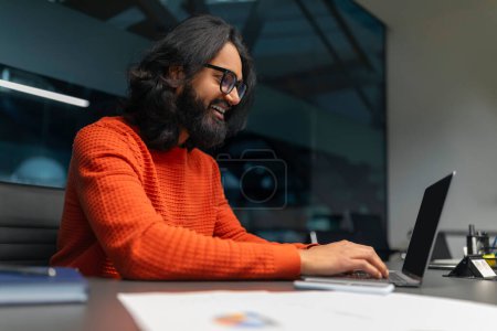 Glückliche Person genießt die Arbeit am Computer am Schreibtisch im Büro und zeigt die Zufriedenheit mit dem Job