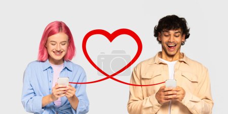 Foto de Una chica con el pelo rosa y frenos con alegría mira el teléfono, mientras que el hombre con chaqueta beige se ríe de la suya, ambos conectados por la línea del corazón en un fondo limpio, lo que ilustra una interacción en línea alegre - Imagen libre de derechos