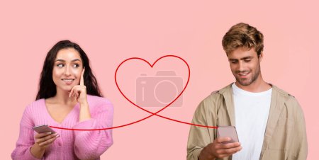 Téléchargez les photos : Joyeux jeune femme en pull rose et jeune homme souriant en veste sont absorbés dans leurs smartphones avec un cœur rouge ajouté numériquement les reliant, symbolisant en ligne sortir ensemble ou amour virtuel - en image libre de droit