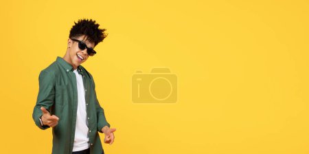 Téléchargez les photos : L'image capture un jeune homme afro-américain en robe décontractée avec une veste verte et une chemise blanche sur un fond jaune - en image libre de droit