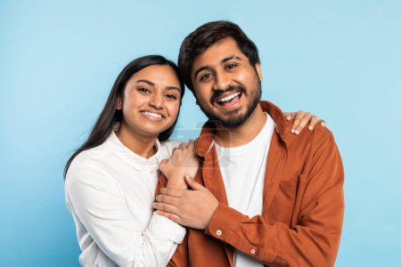 Foto de Un primer plano de una pareja india sonriente abrazándose calurosamente, exudando felicidad y afecto - Imagen libre de derechos