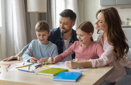 Familia de cuatro padres y niños que estudian y aprenden juntos en un ambiente cálido en el hogar