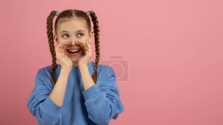 Téléchargez les photos : Une fille ludique avec des cheveux tressés tenant la main à côté de sa bouche, faire une annonce, copier l'espace, panorama - en image libre de droit