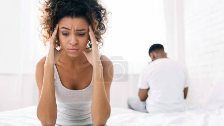 Foto de Divorcio y separación. Negro millennial pareja en cama teniendo problemas y crisis, sentado espalda con espalda, espacio vacío - Imagen libre de derechos