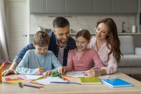 Les deux parents aident leurs enfants fille et fils à faire leurs devoirs à la maison, en famille