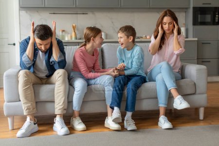 Una familia en una sala de estar donde la tensión es evidente, los padres están frustrados y los niños están discutiendo