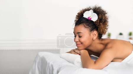 Téléchargez les photos : Femme afro-américaine se relaxant au spa, espace de copie - en image libre de droit