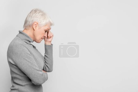 Téléchargez les photos : Cette femme âgée européenne apparaît profondément dans la pensée, sa pose de côté exprimant les aspects réfléchissants et matures de s3niorlife - en image libre de droit