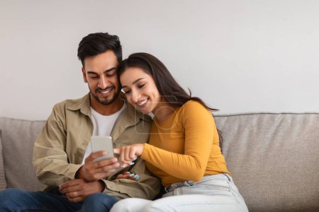 Téléchargez les photos : Le couple est engagé dans la visualisation de quelque chose sur un smartphone, à la recherche d'un thérapeute familial en ligne, copier l'espace - en image libre de droit