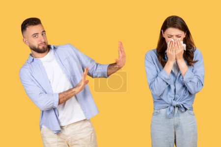 Un hombre se aleja de una mujer que estornuda o llora, mostrando rechazo o preocupación