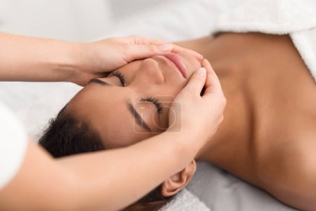 Téléchargez les photos : Massage visage Spa. Femme obtenir un traitement spa au salon de beauté - en image libre de droit