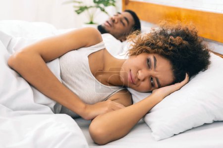 Téléchargez les photos : Problème d'insomnie. noir millennial fille cant sommeil à cause de son copain ronflement, couché fatigué dans lit, gros plan - en image libre de droit