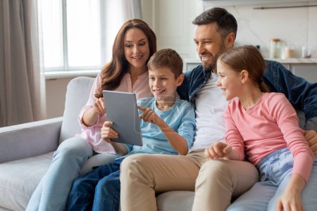 Eine enge europäische Familie zeigt Zuneigung und Liebe, während sie sich zu Hause mit Technologie beschäftigt