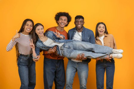 Téléchargez les photos : Un groupe jovial de zoomers multiraciaux profitant d'un moment amusant ensemble, mettant en valeur l'esprit d'amitié et de joie de la génération Zs - en image libre de droit