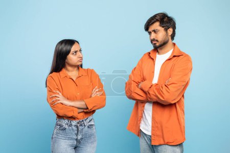 Téléchargez les photos : L'homme et la femme indiens montrant des expressions insatisfaisantes et le langage corporel avec les bras croisés, se battent - en image libre de droit