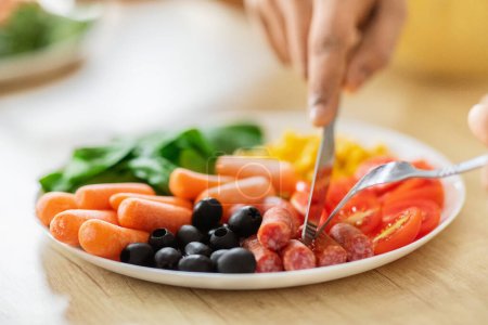 Téléchargez les photos : Un plan rapproché exquis d'une assiette colorée avec une variété de légumes sains et de morceaux de viande salée, parfait pour les amateurs de nourriture - en image libre de droit