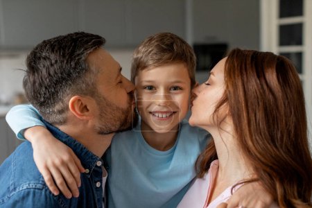 Una imagen conmovedora que captura a un niño sonriendo mientras sus padres lo besan cariñosamente en las mejillas, en un ambiente acogedor