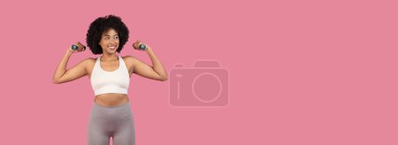 Téléchargez les photos : Dame noire avec un haltères de levage de construction sportive, avec un format panorama adapté aux bannières web, isolé sur rose - en image libre de droit