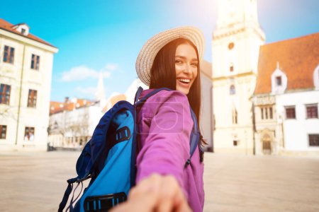 Eine Millennial Lady reißt den Betrachter mit, um gemeinsam die europäischen Straßen zu erkunden, lebendig und voller fröhlichen Studentenlebens im Freien