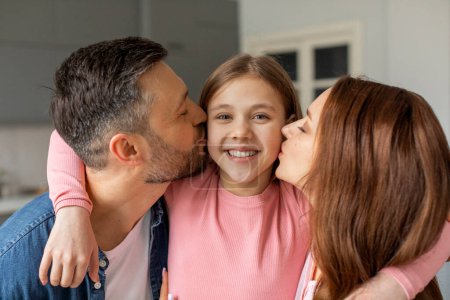 Téléchargez les photos : Une scène de famille chaleureuse mettant en scène une fille souriante tandis que ses parents l'embrassent sur les joues, transmettant amour et bonheur - en image libre de droit