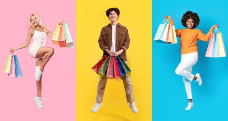 Foto de Tres compradores felices con coloridas bolsas saltando sobre fondos coloridos, hombres y mujeres alegres celebrando compras exitosas, collage creativo - Imagen libre de derechos
