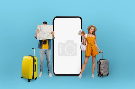 Téléchargez les photos : Voyageurs homme et femme avec carte et bagages par un écran de smartphone vierge, illustrant la planification des voyages et les applications technologiques numériques - en image libre de droit