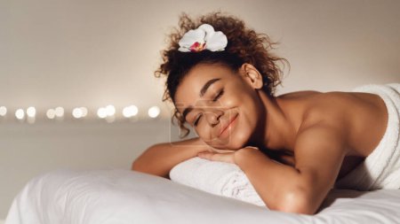 Téléchargez les photos : Massage. afro-américaine fille détente dans spa salon, copier l'espace - en image libre de droit
