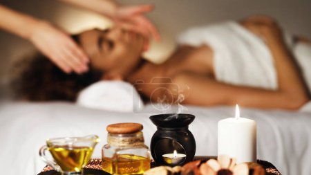 Téléchargez les photos : Composition du spa Aroma avec bougies et femme relaxante sur fond - en image libre de droit
