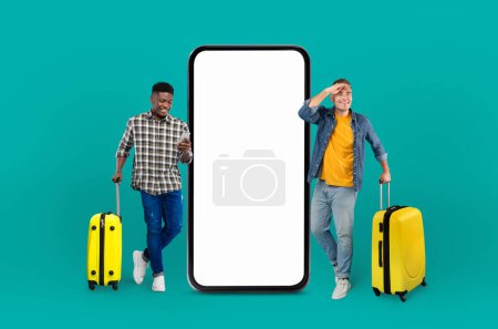 Foto de Hombres con equipaje junto a una gran pantalla de teléfono inteligente, que denota la tecnología de viaje, aislados en un fondo verde azulado para un concepto digital - Imagen libre de derechos