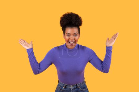 Femme hispanique portant une chemise violette est contorsion son visage dans une expression humoristique, mettant en valeur son côté ludique, geste