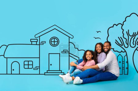 Eine fröhliche afroamerikanische Familie, bestehend aus Vater, Mutter und kleiner Tochter, sitzt eng aneinander gekuschelt und umarmt. Dahinter eine vereinfachende Darstellung eines Hauses auf blauem Hintergrund