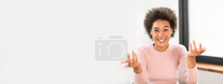 Fröhliche afrikanisch-amerikanische Frau gestikuliert mit offenen Händen in einer virtuellen Besprechungs- oder Webinarumgebung, mit Kopierraum und Webbanner-Design