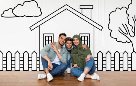 Téléchargez les photos : Aimant Moyen-Orient famille père mère et fille assis sur dessiné sur la maison murale blanche, embrassant et souriant. Immobilier, concept hypothécaire - en image libre de droit