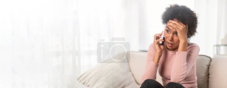 Téléchargez les photos : Une femme afro-américaine stressée semble inquiète au téléphone, avec amplement d'espace de copie à gauche, adapté pour la bannière web - en image libre de droit