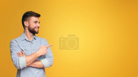 Foto de Un hombre con barba señala algo, indica una dirección o resalta un elemento específico. - Imagen libre de derechos