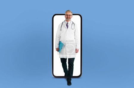 Médico hombre maduro dentro de un marco de teléfono inteligente mejora el enfoque en la telemedicina y soluciones de salud digital, collage