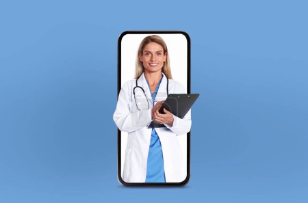 Milenial mujer rubia médico se muestra en una pantalla de teléfono inteligente, que representa un servicio de telesalud accesible, collage