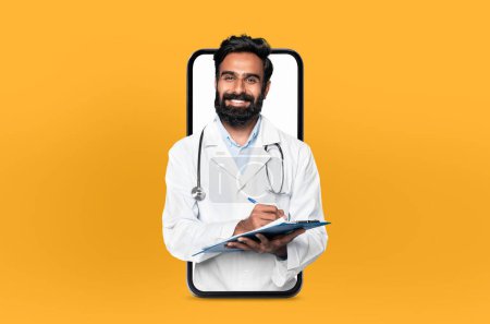 Lächelnder junger Arzt aus dem Osten mit einem Klemmbrett, das in einem Smartphone-Rahmen präsentiert wird und eine benutzerfreundliche Benutzeroberfläche der Telemedizin-App veranschaulicht