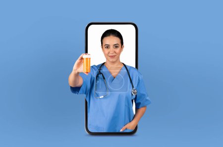 Mujer morena joven médico aparece dentro de un teléfono inteligente para consultas en línea, ejemplificando la medicina moderna, mostrando la medicina