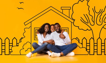 Lindo padre de familia afroamericana madre e hija sentadas dibujadas en la casa de la pared amarilla, abrazando y sonriendo. Bienes raíces, concepto de hipoteca