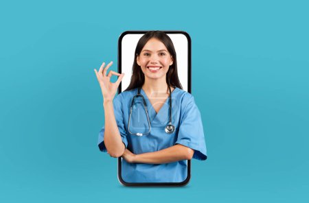 Una doctora experta en tecnología está preparada para dar consejos médicos virtuales, que se muestran dentro de los límites digitales de la pantalla de un teléfono inteligente..